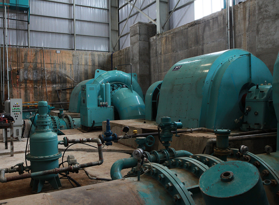 Sistema de geração de energia hidrelétrica com baixos requisitos de manutenção e disposição vertical