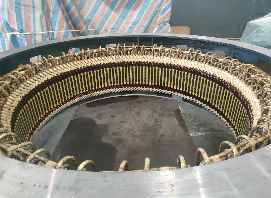 Turbina hidráulica vertical automática para cabeça de água 5m-500m e tensão 400V