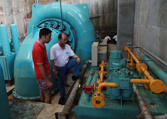 Sistema vertical de geração de energia hidrelétrica sem escovas com gerador sem escovas